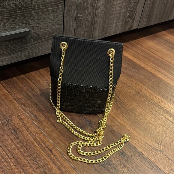 Rodo Pre Owned Black and Gold Crossbody Bag with Elegant Chain